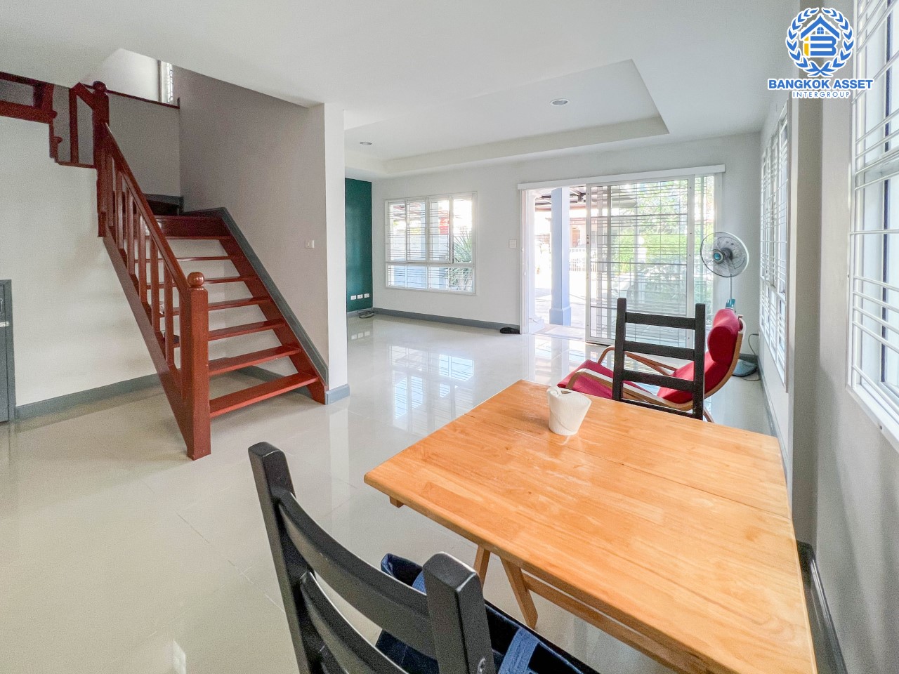 *****บ้านแฝดมือสอง ม.ชวนชื่น ไพรเวทพาร์ค วัชรพล-รามอินทรา เนื้อที่ 37.1 ตร.ว. ฟังก์ชัน 3 ห้องนอน 2 ห้องน้ำ จอดรถได้ 1 คัน  บนทำเลเชื่อมต่อหลายเส้นทาง ถ.รามอินทรา ถ.สายไหม และถ.พหลโยธิน ใกล้ทางด่วน "ศรีรัช" และ "เซ็นทรัลรามอินทรา"